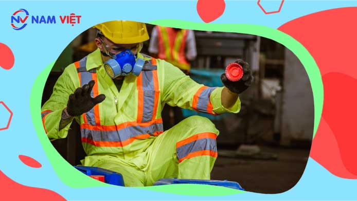 Nhân viên mặc thiết bị bảo hộ cá nhân và làm việc trong môi trường an toàn