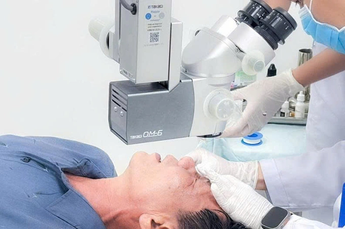 Man with eye burns caused by using aromatic gasoline for cleaning without protective goggles
