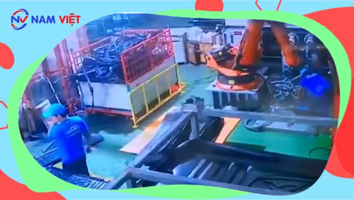 Tragedy when a robot kills a worker in a factory in Thailand