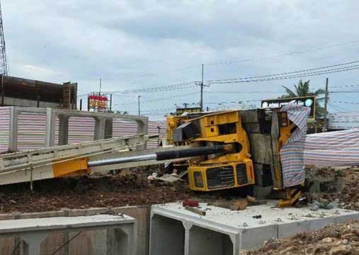 A crane collapsed and struck a worker dead at the Đồng Nai expressway construction site
