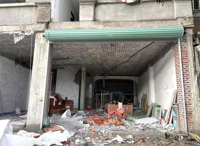 Worker electrocuted to death due to electric leakage from a hoist at a construction site