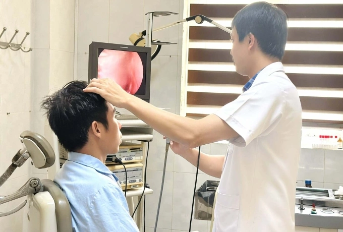 Male worker with rock drill bit piercing nasal cavity in critical condition